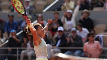 Italy's Jasmine Paolini celebrates after winning against Russia's Mirra Andreeva at the end of their women's singles semi final match on Court Philippe-Chatrier on day twelve of the French Open tennis tournament at the Roland Garros Complex in Paris on June 6, 2024. 
ALAIN JOCARD / AFP