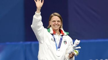 epa12732785 Silver medalist Ariana Fontana of Italy waves during the medal ceremony for the Women's 500m of the Short Track Speed Skating competitions at the Milano Cortina 2026 Winter Olympic Games, in Milan, Italy, 12 February 2026.  EPA/NEIL HALL