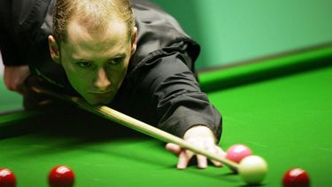 Graeme Dott  plays a shot against Peter Ebdon  during the final of the World Snooker Championship at The Crucible Theatre, Sheffield, England, 01 May 2006. AFP PHOTO/PAUL ELLIS  
PAUL ELLIS / AFP