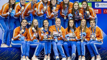 2023-07-28 19:47:28 FUKUOKA - De Nederlandse waterpolo dames op het podium na afloop van de finale waterpolo vrouwen Nederland - Spanje op de zesde dag van het WK Zwemmen in Japan. ANP KOEN VAN WEEL