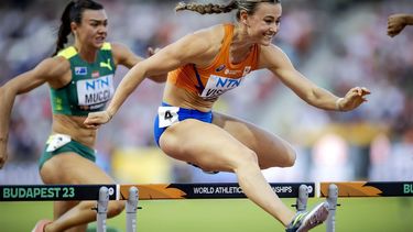 2023-08-22 19:04:57 BOEDAPEST - Nadine Visser in actie op de 100 meter horden tijdens de vierde dag van de wereldkampioenschappen atletiek. ANP ROBIN VAN LONKHUIJSEN