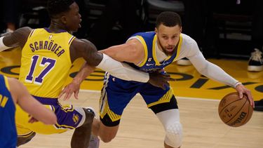 2023-05-12 19:21:50 epa10624117 Golden State Warriors guard Stephen Curry (R) drives the ball past Los Angeles Lakers guard Dennis Schroder (L) during the first half of the Los Angeles Lakers at Golden State Warriors game six in the NBA Western Conference semifinals at the Crypto.com Arena in Los Angeles, California, USA, 12 May 2023.  EPA/ALLISON DINNER SHUTTERSTOCK OUT