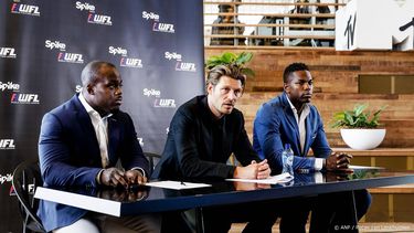 AMSTERDAM - Remy Bonjansky (R) en Melvin Manhoef tijdens de presentatie. Kickbokser Remy Bonjasky maakt zijn comeback in de ring. De drievoudig winnaar van de K-1 World Grand Prix neemt het bij de World Fighting League (WFL) in Almere op tegen Manhoef. Voor Bonjasky betekent het zijn rentree, voor Manhoef zijn afscheidsduel. ANP ROBIN VAN LONKHUIJSEN
