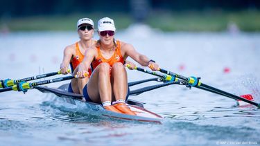 AMSTERDAM - Roos de Jong en Benthe Boonstra in actie op de halve finale vrouwen dubbeltwee op de derde dag van de wereldkampioenschappen roeien op de Bosbaan in het Amsterdamse Bos. IRIS VAN DEN BROEK / ANP