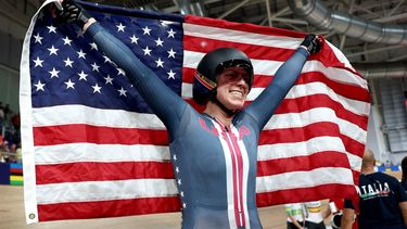2023-08-09 20:58:50 epa10792381 Jennifer Valente of the USA celebrates after winning the Women Elite Omnium event at the UCI Cycling World Championships 2023 in Glasgow, Britain, 09 August 2023.  EPA/ADAM VAUGHAN