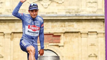 Belgian Jasper Philipsen of Alpecin-Deceuninck celebrates on the podium after winning stage 3 of the Baloise Belgium Tour cycling race, from Turnhout to Scherpenheuvel-Zichem (188,3 km) on June 14, 2024. 
DAVID PINTENS / Belga / AFP