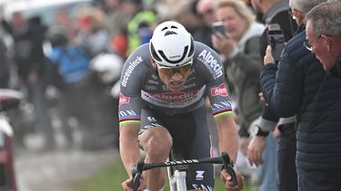 epa12030057 Dutch rider Mathieu Van Der Poel of Alpecin-Deceuninck competes in the Paris-Roubaix one-day cycling classic over 259.2km from Compiegne to Roubaix, France, 13 April 2025.  EPA/PAPON BERNARD / POOL
