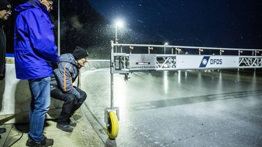 WINTERSWIJK - IJsmeesters kijken naar de sproeiwagen die zorgt voor de groei van de ijsvloer op de ijsbaan van de Winterswijkse IJsclub. Door vorst zal er op opgespoten natuurijsbanen geschaatst kunnen gaan worden. ANP VINCENT JANNINK