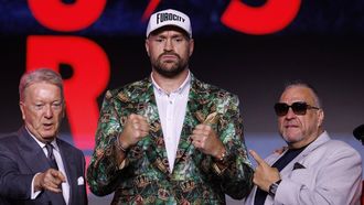 epa13273424 British boxer Tyson Fury (C) poses during a press conference ahead of the 'Tyson Fury vs Anthony Joshua' heavyweight fight at Olympia Exhibition Centre in London, Britain, 30 September 2026. The long-awaited heavyweight showdown between Tyson Fury and Anthony Joshua will take place at Principality Stadium in Cardiff on 11 December 2026 and will be streamed on Netflix.  EPA/TOLGA AKMEN