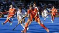 AMSTELVEEN - Conor Williamson van Engeland en Koen Bijen van Nederland tijdens de wedstrijd op het WK hockey tussen Nederland en Engeland in het Wagener Stadion. KOEN VAN WEEL / ANP