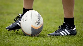 CASTRICUM - Een rugbybal bij Castricumse Rugby Club. Clubs uit de amateursport hebben te maken met de nieuwe coronamaatregelen van het kabinet. Hierbij mogen toeschouwers slechts in beperkte aantallen aanwezig zijn en moeten de kantines van de sportverenigingen ook dicht blijven. ANP KOEN VAN WEEL