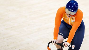 SAINT-QUENTIN-EN-YVELINES - Steffie van der Peet tijdens de kwalificaties van het onderdeel keirin (vrouwen) bij het baanwielrennen in het Velodrome op de Olympische Spelen. ANP KOEN VAN WEEL