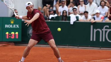 Netherlands' Tallon Griekspoor plays a forehand return to US Ethan Quinn during their men's singles match on day 7 of the French Open tennis tournament at the Roland-Garros Complex in Paris on May 31, 2025. 
ALAIN JOCARD / AFP
