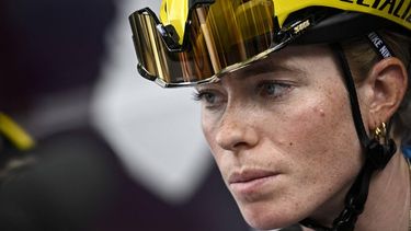 FDJ-SUEZ team's Dutch rider Demi Vollering reacts during the warm up before the 4th stage (out of 9) of the fourth edition of the Women's Tour de France cycling race, 130.7 km from Saumur to Poitiers, in Poitiers, western France on July 29, 2025. 
JULIEN DE ROSA / AFP