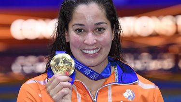 epa09223590 The Netherland's Ranomi Kromowidjojo poses with her gold medal after the women's 50m butterfly final of the LEN European Aquatics Championships at Duna Arena in Budapest, Hungary, 23 May 2021.  EPA/Tamas Kovacs