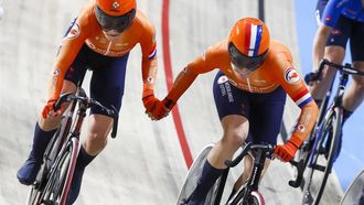 APELDOORN - Lisa van Belle, Marit Raaijmakers in actie in de finale koppelkoers vrouwen op de laatste dag van de EK baanwielrennen in het Apeldoornse Omnisportcentrum. ANP VINCENT JANNINK
