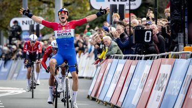 ARNHEM - Danny van Poppel (RED BULL - BORA - HANSGROHE) wint op de slotdag van de Tour of Holland. Voor het eerst in 21 jaar wordt er weer een wielerronde georganiseerd op Nederlandse bodem. ANP ROBIN VAN LONKHUIJSEN