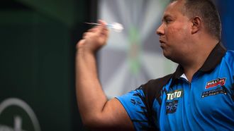 DEN BOSCH - Darter Jermaine Wattimena tijdens de kwartfinale van de TOTO Dutch Darts Masters. Tijdens het World Series-toernooi nemen acht Nederlandse darters het op tegen acht internationale topdarters. ANP JEROEN JUMELET