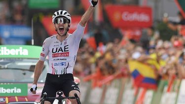 Team UAE's Adam Yates celebrates crossing the finish in first place, winning the stage 9 of La Vuelta a Espana cycling tour, a 178,5 km race between Motril and Granada, on August 25, 2024.   
Jorge GUERRERO / AFP
