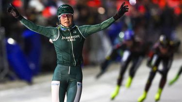 WINTERSWIJK - Marijke Groenewoud wint in het damespeloton de eerste marathon op Nederlands natuurijs bij de Winterwijkse IJsvereniging. Het was voor het eerst dat Winterswijk de natuurijsprimeur heeft. ANP VINCENT JANNINK