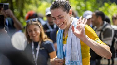 epa13053764 The winner of the stage Marlen Reusser from Switzerland of Movistar Team reacts after her win in the finish of the fifth and final stage of the Tour de Suisse Women, a 100 km race starting and finishing in Villars-sur-Ollon, Switzerland, 21 June 2026.  EPA/GIAN EHRENZELLER