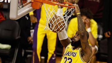 2023-10-26 19:58:44 epa10941942 Los Angeles Lakers forward LeBron James scores during the second quarter of the NBA game between the Phoenix Suns and the Los Angeles Lakers at Crypto.com Arena in Los Angeles, California, USA, 26 October 2023.  EPA/ETIENNE LAURENT  SHUTTERSTOCK OUT