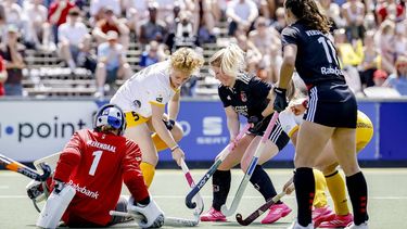 AMSTELVEEN - Amsterdam keeper Anne Veenendaal in actie tegen Lieve Wijckmans of Den Bosch, Trijntje Beljaars of Amsterdam en Imke Verstraeten of Amsterdam tijdens de finale play-offs hockeywedstrijd tussen Amsterdam en Den Bosch. BAS CZERWINSKI / ANP