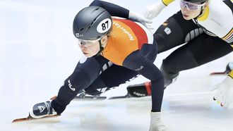 epa11158335 Diede van Oorschot (L) of the Netherlands during the women's 1500m quarterfinals in the ISU World Cup Short track Speed Skating World Cup in Gdansk, Poland, 16 February 2024.  EPA/Adam Warzawa POLAND OUT