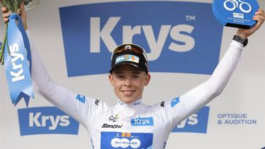 Team DSM-Firmenich PostNL team's Belgian rider Frank Van Den Broek celebrates on the podium with the best young rider's white jersey after the 1st stage of the 111th edition of the Tour de France cycling race, 206 km between Florence and Rimini, in Italy, on June 29, 2024. 
Thomas SAMSON / AFP