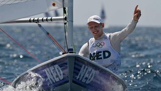 Netherlands' Duko Bos celebrates after winning race 1 of the men’s ILCA 7 single-handed dinghy event during the Paris 2024 Olympic Games sailing competition at the Roucas-Blanc Marina in Marseille on August 1, 2024.  
NICOLAS TUCAT / AFP