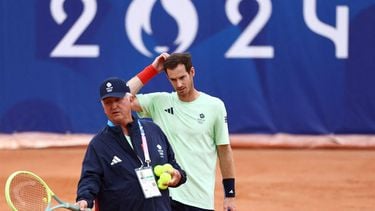 Britain's Andy Murray (C) takes part in a training session at the Roland-Garros Stadium complex in Paris on July 23, 2024, ahead of Paris 2024 Olympic Games. 
Edgar Su / POOL / AFP