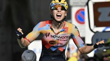 Team SD Worx-Protime's Dutch rider Lorena Wiebes celebrates as she crosses the finish line to win the first (out of 9) stage of the fifth edition of the Women's Tour de France cycling race, 138 km from Lausanne to Lausanne on August 1, 2026.  
NICOLAS TUCAT / AFP