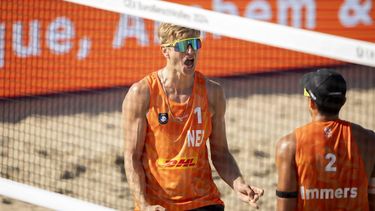 DEN HAAG - Steven van de Velde en Matthew Immers tijdens de kwartfinales (m) van het EK Beachvolleybal 2024. ANP SANDER KONING