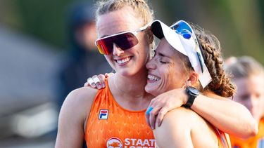 AMSTERDAM - Roos de Jong en Benthe Boonstra na afloop van de finale op het onderdeel vrouwen dubbeltwee op de vijfde dag van de wereldkampioenschappen roeien op de Bosbaan in het Amsterdamse Bos. IRIS VAN DEN BROEK / ANP