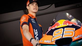 ASSEN - Collin Veijer (NED) bij zijn Kalex in de pitbox voor de Moto2 training voorafgaand aan de 95e editie van de TT van Assen. VINCENT JANNINK / ANP