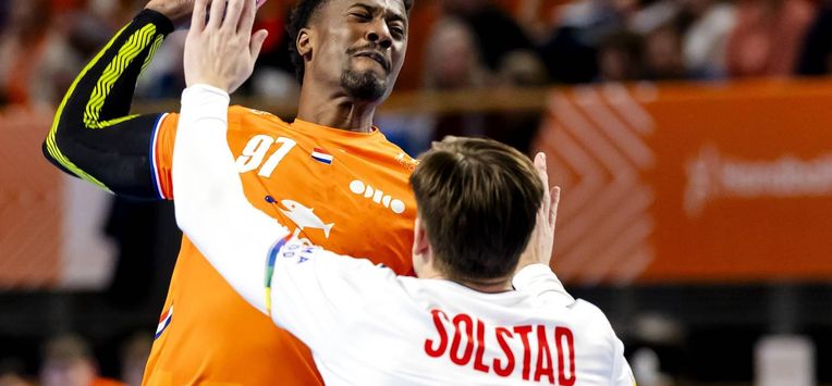 ALMERE - Reinier Taboada van Nederland in actie tegen Thomas Alfred Solstad van Noorwegen tijdens de Golden League-handbalwedstrijd Nederland - Noorwegen. De handballers bereiden zich voor op het EK. SEM VAN DER WAL / ANP