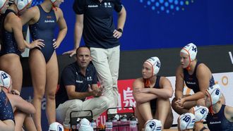 epa12235573 Nedtherlands Head Coach Doudesis Evangelos  (3-L) players talks to his players  during the women's water polo match between USA and Nedtherlands at the World Aquatics Championships Singapore 2025 in Singapore, 13 July 2025  EPA/SIMON LIM