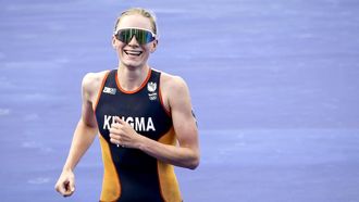 PARIJS - Triatleet Maya Kingma komt over de finish tijdens de individuele triatlon voor vrouwen op de Olympische Spelen. ANP ROBIN VAN LONKHUIJSEN