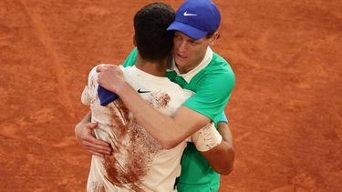 epa12164558 Carlos Alcaraz of Spain celebrates winning his Men's final match as he hugs Jannik Sinner of Italy at the French Open Grand Slam tennis tournament at Roland Garros in Paris, France, 08 June 2025.  EPA/TERESA SUAREZ