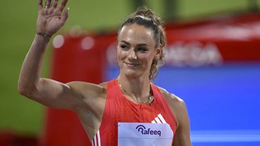 Netherland's Lieke Klaver greets the fans after the women's 400m final during the IAAF Diamond League competition at the Suheim Bin Hamad Stadium in Doha on May 16, 2025. 
Mahmud HAMS / AFP