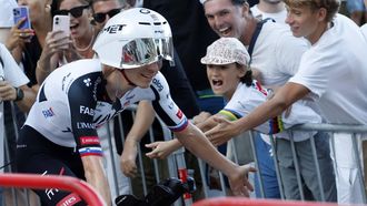 epa13185055 Slovenian rider Tadej Pogacar of team UAE Team Emirates XRG low-fives with spectators after finishing in the 1st stage of the La Vuelta a Espana cycling tour, an individual time trial (ITT) over 9.4km in Monaco, 22 August 2026.  EPA/SEBASTIEN NOGIER