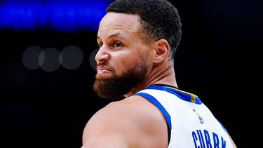 epa11185657 Golden State Warriors guard Stephen Curry in action during the first half of the NBA basketball game between the Washington Wizards and the Golden State Warriors at the Capital One Arena, Washington, DC, USA, 27 February 2024.  EPA/WILL OLIVER SHUTTERSTOCK OUT