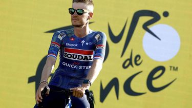 epa13080799 Dutch cyclists Dylan van Baarle of team Soudal Quick-Step looks on during the teams' presentation of the Tour de France 2026 in front of the Basilica of the Sagrada Familia in Barcelona, Spain, 02 July 2026. The 113th edition of the race is scheduled to take place from 04 to 26 July 2026.  EPA/GUILLAUME HORCAJUELO
