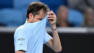 epa11828692 Daniil Medvedev of Russia reacts during the Men's Singles round 2 match against Learner Tien of USA at the Australian Open Grand Slam tennis tournament in Melbourne, Australia, 17 January 2025.  EPA/JOEL CARRETT  AUSTRALIA AND NEW ZEALAND OUT