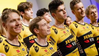 2022-12-22 15:38:38 AMSTERDAM - Wilco Kelderman, Jonas Vingegaard, Wout van Aert, Dylan van Baarle en Koen Bouwman (VLNR) tijdens de teampresentatie van de wielerploegen van Team Jumbo-Visma 2023. ANP SEM VAN DER WAL
