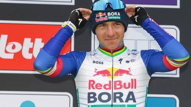epa12870808 Third placed Belgian cyclist Remco Evenepoel of team Red Bull - Bora- Hansgrohe poses on the podium after the Tour of Flanders one-day cycling race from Oudenaarde to Oudenaarde, in Oudenaarde, Belgium, 05 April 2026.  EPA/OLIVIER MATTHYS