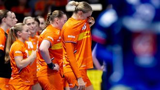 ROTTERDAM -  De Nederlandse dames tijdens de troostfinale tussen Nederland en Frankrijk  op het WK handbal in Ahoy Rotterdam. ANP IRIS VAN DEN BROEK