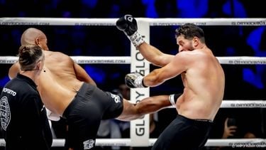 ROTTERDAM - Levi Rigters  in actie tegen Jamal Ben Saddik tijdens het kickboksgala Glory 103 in Ahoy. ANP ROBIN UTRECHT