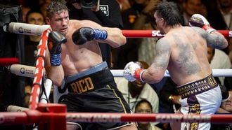 CAIRO - Bokser Rico Verhoeven in actie tegen de ongeslagen wereldkampioen Oleksandr Usyk bij de Piramides van Gizeh. KOEN VAN WEEL / ANP