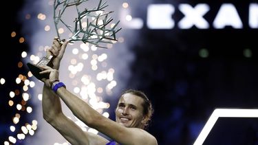 epa11699081 Alexander Zverev of Germany celebrates with the trophy defeating Ugo Humbert of France during his final match at the ATP Paris Masters tennis tournament in Paris, France, 03 November 2024.  EPA/YOAN VALAT